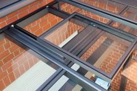 Ge&ouml;ffnetes Dachschiebefenster in einer Terrassen&uuml;berdachung integriert