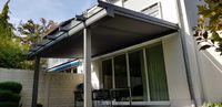 Terrassen&uuml;berdachung mit Dach&uuml;berstand und Unterdachmarkise kombiniert