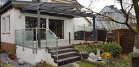 Terrassen&uuml;berdachung mit Dach&uuml;berstand, Edelstahlgel&auml;nder und einem Sichtschutzelement in Recklinghausen
